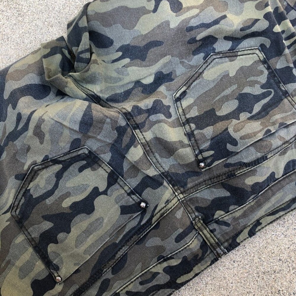 ALMOST FAMOUS Camo Straight Leg Pants Women's 9 Green Cotton Bottoms - Picture 3 of 6